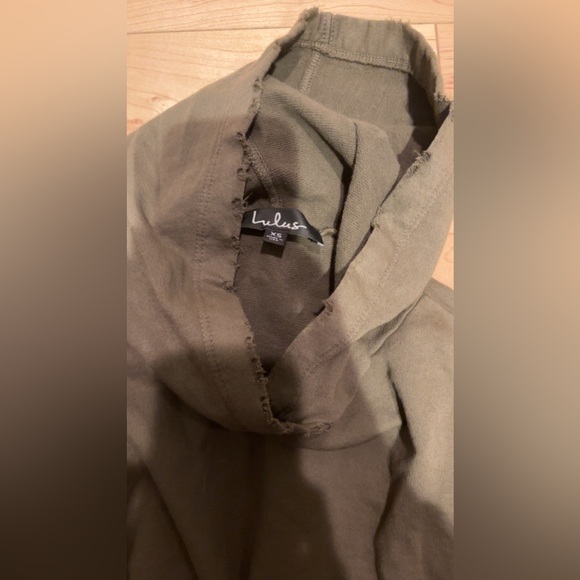 LULU’S KEEP MOVING OLIVE GREEN DISTRESSED CROPPED HOODIE - Picture 4 of 5